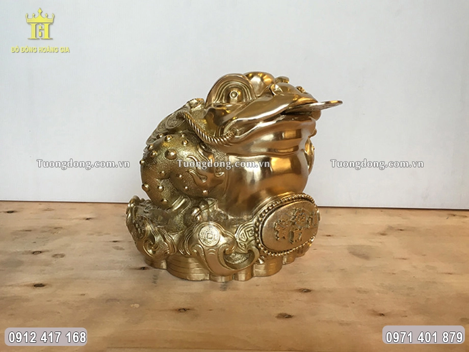 Cóc ba chân được đúc ngồi trên đế tiền mang ý nghĩa tài lộc